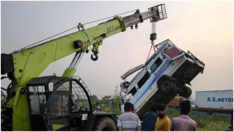 कोटा में दर्दनाक सड़क हादसा, 25 यात्रियों से भरी टेंपो ट्रैवलर नाले में गिरी
