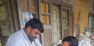 आगरा:नवरात्र से पहले खाद्य विभाग का छापा, 180 लीटर सरसों का तेल और कुट्टू का आटा सीज; 13 नमूने जांच को भेजे – Food Department Conducts Raid; Buckwheat Flour And Mustard Oil Seized आगरा:नवरात्र से पहले खाद्य विभाग का छापा, 180 लीटर सरसों का तेल और कुट्टू का आटा सीज; 13 नमूने जांच को भेजे - Food Department Conducts Raid; Buckwheat Flour And Mustard Oil Seized