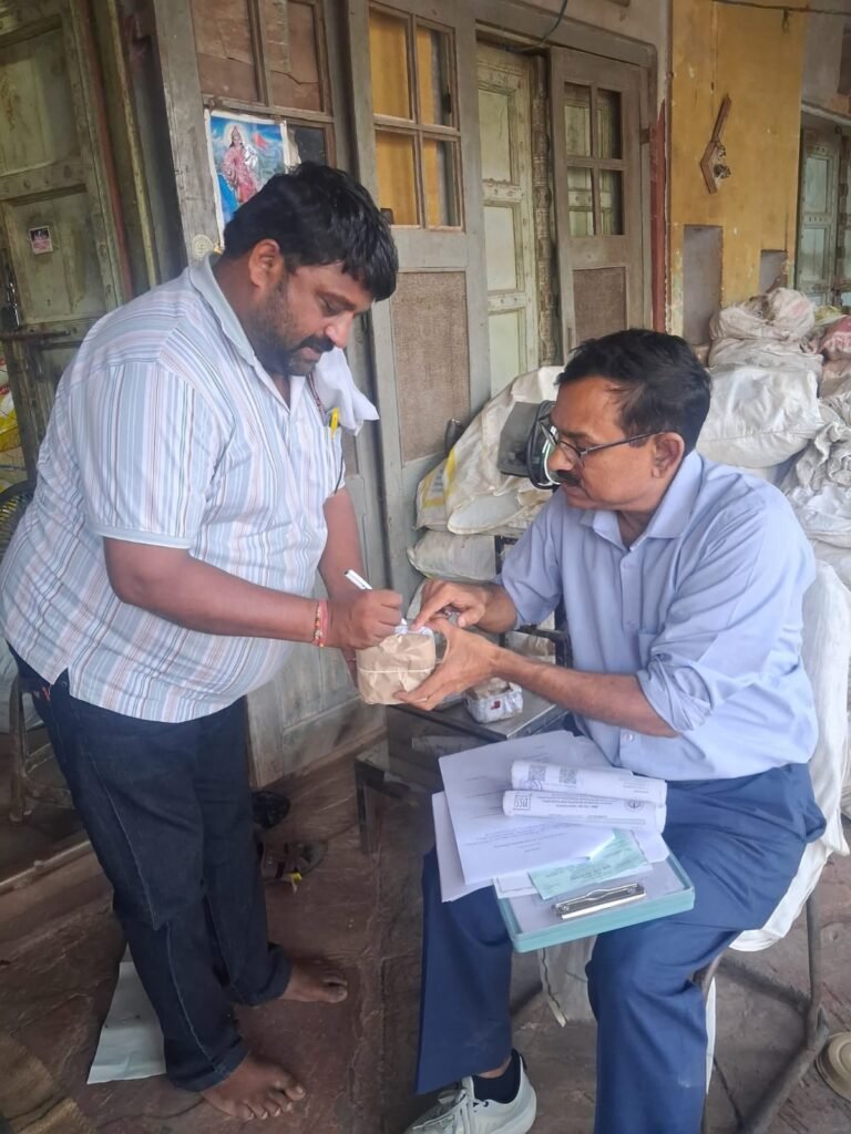 आगरा:नवरात्र से पहले खाद्य विभाग का छापा, 180 लीटर सरसों का तेल और कुट्टू का आटा सीज; 13 नमूने जांच को भेजे – Food Department Conducts Raid; Buckwheat Flour And Mustard Oil Seized