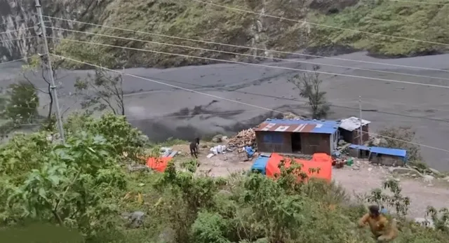 नेपाल में पहाड़ टूटकर गिरने से बाधित हुआ नदी का प्रवाह, रिसाव बढ़ा तो आ गई बाढ़