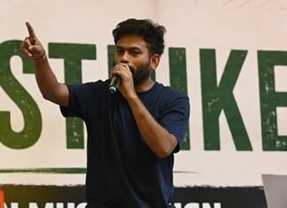दिल्ली में पुलिस की सख्ती पर अभिजीत दिपके की टिप्पणी, बोले- ‘ये तो अमित शाह का जनरल डायर है’