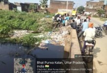 Shravasti News:नाला साफ हुआ, किसानों ने ली राहत की सांस – Drain Cleaned; Farmers Heave A Sigh Of Relief परशुरामपुर बाजार स्थित नाले की सफाई करते सफाई कर्मी।