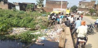 Shravasti News:नाला साफ हुआ, किसानों ने ली राहत की सांस – Drain Cleaned; Farmers Heave A Sigh Of Relief परशुरामपुर बाजार स्थित नाले की सफाई करते सफाई कर्मी।