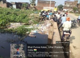 Shravasti News:नाला साफ हुआ, किसानों ने ली राहत की सांस – Drain Cleaned; Farmers Heave A Sigh Of Relief परशुरामपुर बाजार स्थित नाले की सफाई करते सफाई कर्मी।