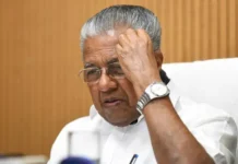 केरलम के पूर्व सीएम विजयन की बढ़ी मुश्किलें, हाई कोर्ट ने भ्रष्टाचार के मामले में FIR दर्ज करने के दिए आदेश केरलम के पूर्व सीएम विजयन की बढ़ी मुश्किलें, हाई कोर्ट ने भ्रष्टाचार के मामले में FIR दर्ज करने के दिए आदेश