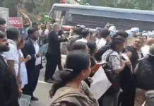 जंतर-मंतर जा रहे वकीलों को हिरासत में लेने पर बवाल, CJI के हस्तक्षेप के बाद पुलिस ने किया रिहा जंतर-मंतर जा रहे वकीलों को हिरासत में लेने पर बवाल, CJI के हस्तक्षेप के बाद पुलिस ने किया रिहा