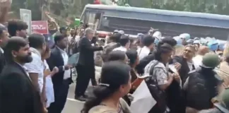 जंतर-मंतर जा रहे वकीलों को हिरासत में लेने पर बवाल, CJI के हस्तक्षेप के बाद पुलिस ने किया रिहा जंतर-मंतर जा रहे वकीलों को हिरासत में लेने पर बवाल, CJI के हस्तक्षेप के बाद पुलिस ने किया रिहा