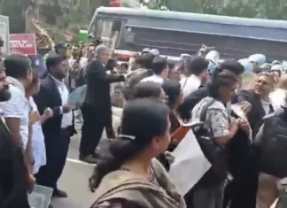 जंतर-मंतर जा रहे वकीलों को हिरासत में लेने पर बवाल, CJI के हस्तक्षेप के बाद पुलिस ने किया रिहा जंतर-मंतर जा रहे वकीलों को हिरासत में लेने पर बवाल, CJI के हस्तक्षेप के बाद पुलिस ने किया रिहा