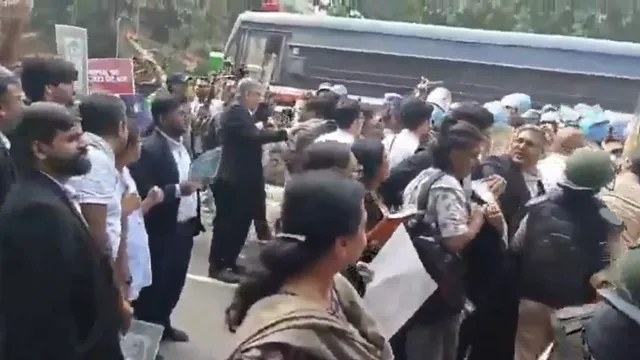 जंतर-मंतर जा रहे वकीलों को हिरासत में लेने पर बवाल, CJI के हस्तक्षेप के बाद पुलिस ने किया रिहा