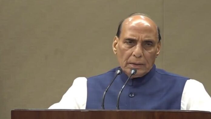 लखनऊ:वीडियो कॉल पर सीधे बाढ़ पीड़ितों से जुड़े राजनाथ सिंह, राहत-बचाव कार्यों में तेजी लाने के दिए निर्देश - Rajnath Singh Took Stock Of Flood-affected Areas Of Lucknow Via Video Call