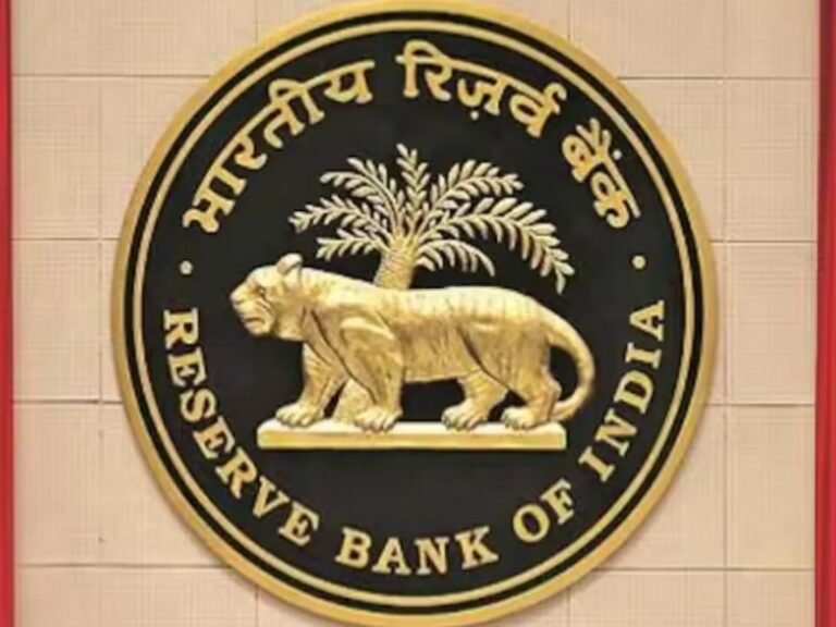 रुपये में गिरावट के बीच RBI का बड़ा एक्शन, 12 अक्टूबर से तेल कंपनियों को मिलेगी खास सुविधा