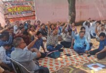 Shravasti News:मांगों को लेकर संविदा स्वास्थ्य कर्मियों का धरना जारी – Contractual Health Workers’ Protest Over Demands Continues Contractual health workers' protest over demands continues.