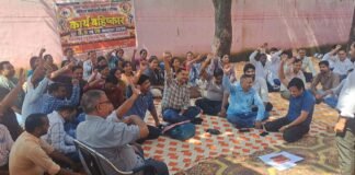 Shravasti News:मांगों को लेकर संविदा स्वास्थ्य कर्मियों का धरना जारी – Contractual Health Workers’ Protest Over Demands Continues Contractual health workers' protest over demands continues.