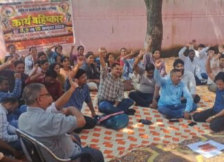 Shravasti News:मांगों को लेकर संविदा स्वास्थ्य कर्मियों का धरना जारी – Contractual Health Workers’ Protest Over Demands Continues Contractual health workers' protest over demands continues.
