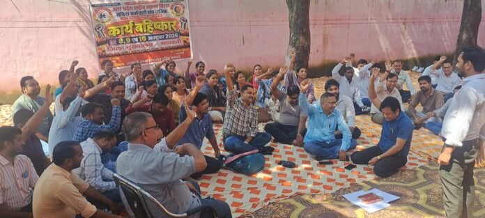 Contractual health workers' protest over demands continues.
