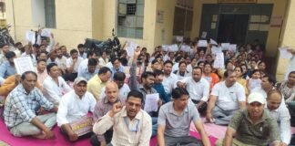 Basti News:संविदा कर्मियों के कार्य बहिष्कार से लड़खड़ाई स्वास्थ्य व्यवस्था – Healthcare System Falters Due To Work Boycott By Contractual Staff Basti News:संविदा कर्मियों के कार्य बहिष्कार से लड़खड़ाई स्वास्थ्य व्यवस्था - Healthcare System Falters Due To Work Boycott By Contractual Staff