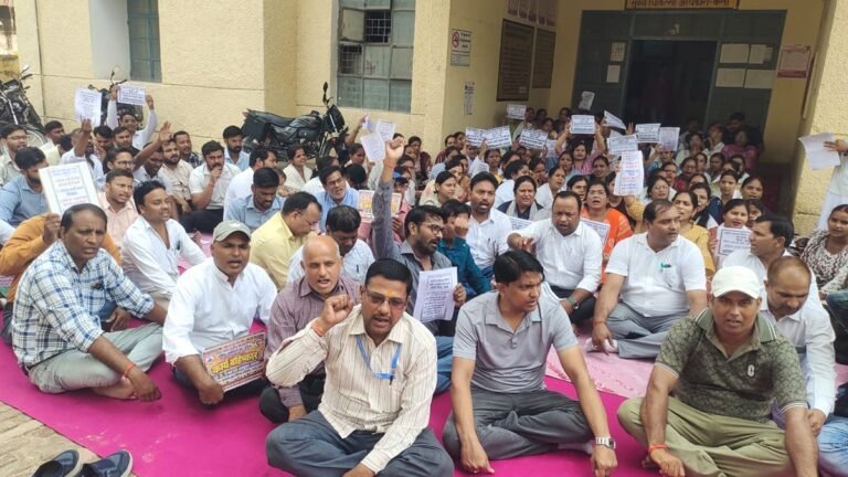 Basti News:संविदा कर्मियों के कार्य बहिष्कार से लड़खड़ाई स्वास्थ्य व्यवस्था – Healthcare System Falters Due To Work Boycott By Contractual Staff