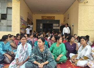 Basti News:हड़ताल से स्वास्थ्य केंद्रों और आरोग्य मंदिरों में मरीजों की सांसत – The Strike Has Caused Problems For Patients At Health Centres And Health Centres Basti News:हड़ताल से स्वास्थ्य केंद्रों और आरोग्य मंदिरों में मरीजों की सांसत - The Strike Has Caused Problems For Patients At Health Centres And Health Centres