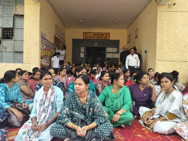 Basti News:हड़ताल से स्वास्थ्य केंद्रों और आरोग्य मंदिरों में मरीजों की सांसत – The Strike Has Caused Problems For Patients At Health Centres And Health Centres