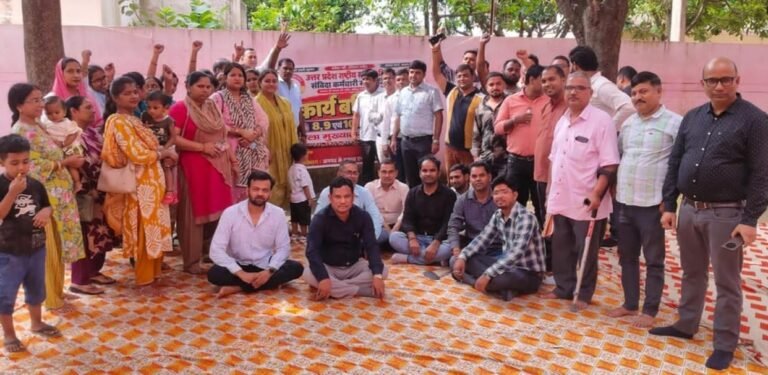 Shravasti News:तीसरे दिन भी मांगों को लेकर प्रदर्शन – Protest Over Demands Continues For The Third Day