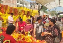 Basti News:नवरात्र पर बाजारों में रौनक, मिट्टी के दीये और कलश की बढ़ी मांग – Festive Buzz In Markets For Navratri; Demand For Clay Lamps And *kalash* Rises शहर में पूजन सामग्री की खरीदारी करते श्रद्धालु। संवाद