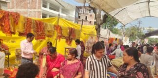 Basti News:नवरात्र पर बाजारों में रौनक, मिट्टी के दीये और कलश की बढ़ी मांग – Festive Buzz In Markets For Navratri; Demand For Clay Lamps And *kalash* Rises शहर में पूजन सामग्री की खरीदारी करते श्रद्धालु। संवाद