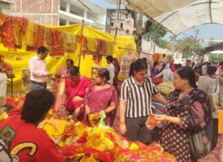 Basti News:नवरात्र पर बाजारों में रौनक, मिट्टी के दीये और कलश की बढ़ी मांग – Festive Buzz In Markets For Navratri; Demand For Clay Lamps And *kalash* Rises शहर में पूजन सामग्री की खरीदारी करते श्रद्धालु। संवाद