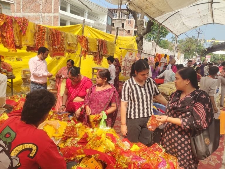 Basti News:नवरात्र पर बाजारों में रौनक, मिट्टी के दीये और कलश की बढ़ी मांग – Festive Buzz In Markets For Navratri; Demand For Clay Lamps And *kalash* Rises