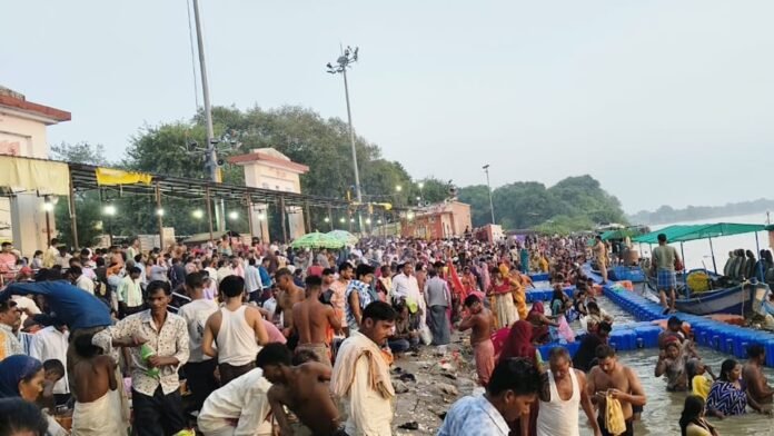 Shardiya Navratri Crowds thronged Kada Dham from 4 AM for the holy dip in the Ganges