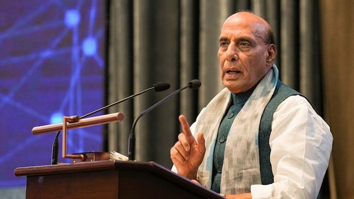 राजनाथ सिंह का आरोप- युवाओं को मोहरा बना रही है कांग्रेस