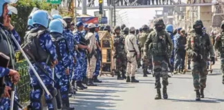 मणिपुर में फिर भड़की हिंसा, कुकी-नगा संघर्ष में महिला समेत 5 की मौत; 10 मकानों में लगाई आग मणिपुर में फिर भड़की हिंसा, कुकी-नगा संघर्ष में महिला समेत 5 की मौत; 10 मकानों में लगाई आग