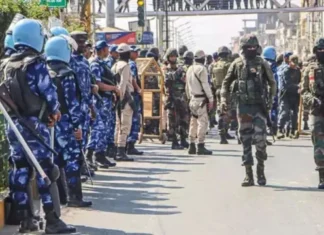 मणिपुर में फिर भड़की हिंसा, कुकी-नगा संघर्ष में महिला समेत 5 की मौत; 10 मकानों में लगाई आग मणिपुर में फिर भड़की हिंसा, कुकी-नगा संघर्ष में महिला समेत 5 की मौत; 10 मकानों में लगाई आग