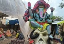 ₹500000 की गणेश प्रतिमा: 15 फीट के बप्पा का अनोखा अवतार, हड्डियों पर विराजमान मूर्ति देख चौंके रहे लोग