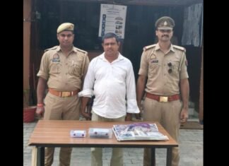 UP: वर्दी पहनी, सीओ बना और ठग लिए 90 हजार! आजमगढ़ में 5वीं पास फर्जी पुलिस अफसर गिरफ्तार
