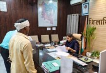 जनता दर्शन में जिलाधिकारी ने सुनीं जनसामान्य की समस्याएं