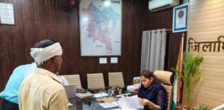 जनता दर्शन में जिलाधिकारी ने सुनीं जनसामान्य की समस्याएं