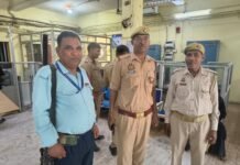 पुलिस अधीक्षक बलरामपुर के निर्देशानुसार जनपद के समस्त बैंक/डाकघर/जनसेवा केन्द्र व अन्य वित्तीय संस्थानों में लगे सुरक्षा उपकरणों/ संदिग्ध व्यक्तियों/वाहनों की चेकिंग कर, लोगों को साइबर फ्राॅड से बचने के उपाय के बारे में भी किया गया जागरुक*