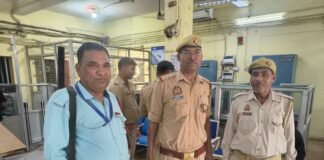 पुलिस अधीक्षक बलरामपुर के निर्देशानुसार जनपद के समस्त बैंक/डाकघर/जनसेवा केन्द्र व अन्य वित्तीय संस्थानों में लगे सुरक्षा उपकरणों/ संदिग्ध व्यक्तियों/वाहनों की चेकिंग कर, लोगों को साइबर फ्राॅड से बचने के उपाय के बारे में भी किया गया जागरुक*
