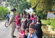 पुलिस अधीक्षक बलरामपुर के निर्देशानुसार पुलिस द्वारा समस्त थाना क्षेत्रांतर्गत मिशन शक्ति जनजागरूकता कार्यक्रम आयोजित कर, महिलाओं एवं बालिकाओं को सुरक्षा और अधिकारों के प्रति किया गया जागरूक*