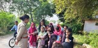 पुलिस अधीक्षक बलरामपुर के निर्देशानुसार पुलिस द्वारा समस्त थाना क्षेत्रांतर्गत मिशन शक्ति जनजागरूकता कार्यक्रम आयोजित कर, महिलाओं एवं बालिकाओं को सुरक्षा और अधिकारों के प्रति किया गया जागरूक*