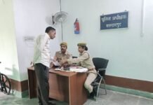 पुलिस अधीक्षक बलरामपुर द्वारा पुलिस अधीक्षक कार्यालय में आए हुए शिकायतकर्ताओं/फरियादियों की समस्याओं के त्वरित एवं पारदर्शी निस्तारण हेतु संबन्धित जांच अधिकारी की जवाबदेही,आवेदक की संतुष्टि व प्रभावी क्रियान्वयन हेतु पावती/पर्ची व्यवस्था लागू की गई*