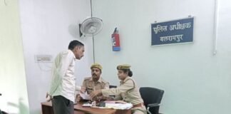 पुलिस अधीक्षक बलरामपुर द्वारा पुलिस अधीक्षक कार्यालय में आए हुए शिकायतकर्ताओं/फरियादियों की समस्याओं के त्वरित एवं पारदर्शी निस्तारण हेतु संबन्धित जांच अधिकारी की जवाबदेही,आवेदक की संतुष्टि व प्रभावी क्रियान्वयन हेतु पावती/पर्ची व्यवस्था लागू की गई*