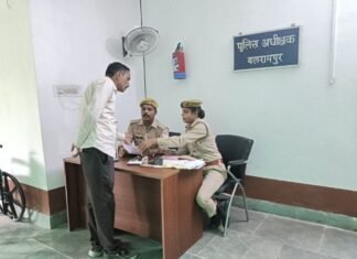 पुलिस अधीक्षक बलरामपुर द्वारा पुलिस अधीक्षक कार्यालय में आए हुए शिकायतकर्ताओं/फरियादियों की समस्याओं के त्वरित एवं पारदर्शी निस्तारण हेतु संबन्धित जांच अधिकारी की जवाबदेही,आवेदक की संतुष्टि व प्रभावी क्रियान्वयन हेतु पावती/पर्ची व्यवस्था लागू की गई*