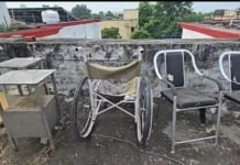 श्रावस्ती का जिला संयुक्त चिकित्सालय है। अस्पताल की छत का यह नजारा स्वास्थ्य विभाग के दावों की हवा निकालने के लिए काफी है। तस्वीरों में साफ देखा जा सकता