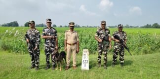 इंडो-नेपाल सीमा क्षेत्र में सुरक्षा व्यवस्था सुदृढ़ रखने हेतु पुलिस व SSB की संयुक्त पैदल गश्त