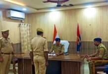 पुलिस अधीक्षक बलरामपुर द्वारा किया गया साप्ताहिक परेड का निरीक्षण, स्वास्थ्य एवं दक्षता की परख हेतु टोलीवार कराई गई ड्रिल* *पुलिसकर्मियों को शारीरिक व मानसिक रूप से फिट रहने के लिए लगवाई गयी दौड़-*