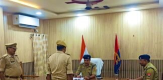 पुलिस अधीक्षक बलरामपुर द्वारा किया गया साप्ताहिक परेड का निरीक्षण, स्वास्थ्य एवं दक्षता की परख हेतु टोलीवार कराई गई ड्रिल* *पुलिसकर्मियों को शारीरिक व मानसिक रूप से फिट रहने के लिए लगवाई गयी दौड़-*