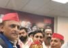 कलाकार के पसीने पर सियासत की चमक,अखिलेश यादव के समक्ष हुनर की छलावा-नीति