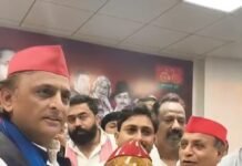 कलाकार के पसीने पर सियासत की चमक,अखिलेश यादव के समक्ष हुनर की छलावा-नीति