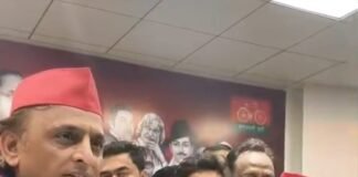 कलाकार के पसीने पर सियासत की चमक,अखिलेश यादव के समक्ष हुनर की छलावा-नीति